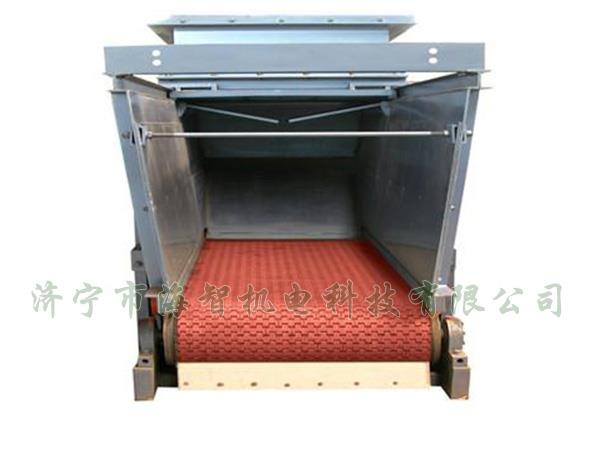 防腐蝕帶式（甲帶）給料機采用了防打滑膠帶，防止在物料輸送過程中造成撒料后果